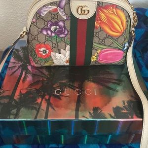 Floral Print Gucci Purse , BOX & DUST BAGS ARE INCLUDED. AVAILABLE TO SHIP TODAY
